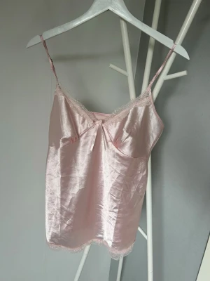 Linne  - Supergulligt pyjamaslinne i glansigt tyg med spets. I fint skick! 🥰