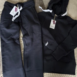 Mörkblå byxor och zip hoodie från Russemerch  - Mjukis set från russemerch. Säljes pga fel storlek. Oanvända. 