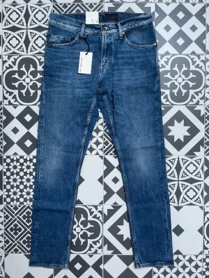 tiger of sweden jeans nya - Feta tiger of sweden i modellen pistolero med snygg wash helt nya. Inga defekter och det är bara att skriva vid frågor eller mer bilder mvh