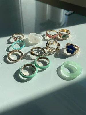 Ringar - Ringar ifrån hm och andra affärer. Vissa har jag målat lite med genomskinligt nagellack för hållbarheten