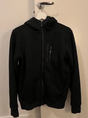 Svart sail racing tröja - Bra skick, säljer då jag inte använder längre. Skriv om du har frågor!