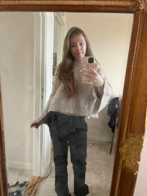 Beige stickad tröja - Säljer en beige  stickad tröja med breda ärmar och grov ribbstickning. Tröjan har en avslappnad passform och rund halsringning. Perfekt för dig som gillar en chill och trendig stil.