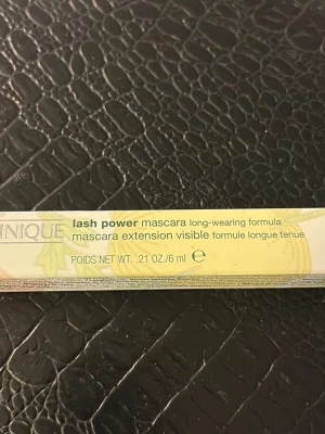 Clinique Lash Power Mascara Black Onyx - Clinique Lash Power Mascara i färgen 01 Black Onyx. Mascara med long-wearing formula som ger synligt längre fransar. Förpackningen är smal och avlång med diskret mönster och text i svart. Innehåller 6 ml.