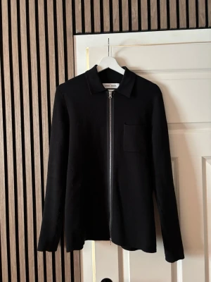 Svart overshirt från Samsøe Samsøe - Overshirt/Zip från Samsøe Samsøe i fint skick, storlek S men något större i storleken