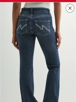 Bootcut jeans med kontrastsömmar - Säljer dessa jeans från Nelly då dom är lite för korta för mig och aldrig använt dom. Jag är 1,66 och skulle rekommendera om du är lite kortare. Jätte fin passform! Skriv om ni vill ha bilder!💖