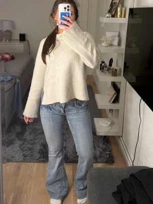 Ljusblå bootcut jeans - Säljer ett par ljusblå bootcut jeans med låg midja. Använt fåtal gånger och har inga skador!