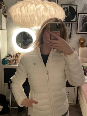 GANT vit pufferjacka  - Säljer denna supersnygga clean GANT jackan Skulle säga att det är en vår och höstjacka Själv älskar jag hur den sitter på och hur den formar än, men tyvärr är den för liten Jag har själv inte fått chansen att använda den, men tror att den kan vara använd någon enstaka gång av min syrra men osäker - den har inga defekter i alla fall och är som i nyskick Nypris tror jag ligger runt 2000 kr Jättefint skick!  Har två fickor på insidan och två på utsidan.  Vit 158/164cm, tror att det motsvarar XS