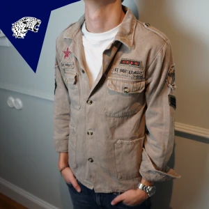 MILITÄR OVERSHIRT - Riktigt fet Army overshirt | Skick: 8.5/10 | Strl: S | Modellen är 182 cm | Hör av dig vid intresse eller om du undrar någonting! 