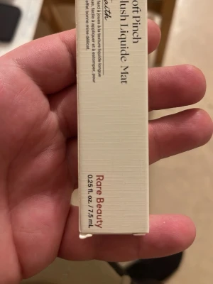 Rare Beauty Soft Pinch Matte Liquid Blush - Soft Pinch Matte Liquid Blush från Rare Beauty i nyansen 'Faith'. Flytande rouge med matt finish som ger en naturlig och mjuk look. Kommer i en stilren, ljus förpackning på 7,5 ml. Perfekt för dig som vill ha en enkel applicering och långvarigt resultat.