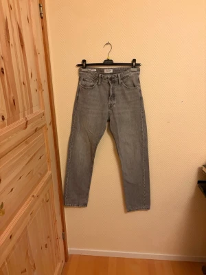 Jack & Jones Jeans  - En par väldigt snygg Jack & Jones Jeans i väldigt fint skick 🤩. Storlek 28 i midja och längd 32. Relaxed/chris fit 🙌  Hör av er vid mera frågor/bilder 🙌