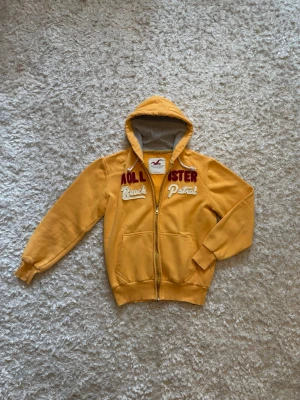 Hollister gul zip hoodie - Snygg hoodie från hollister, mycket bra skick. Storlek S!