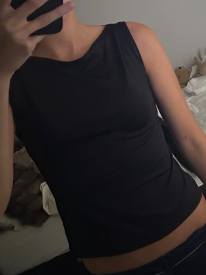 Weekday top - Svart top från weekday, passar superbra till fest och vardag! M/S