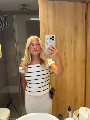 Stickad Randig of shoulder topp - Super fin och i super bra skick