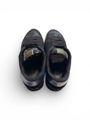 Valentino rockrunner skor  - Sparsamt använda skick 7,5-10! Storlek 40-41! Hör av er om ni vill ha mer bilder samt om ni har någon fråga! Självklart är skorna äkta! Skokartong tillkommer tyvärr inte! 