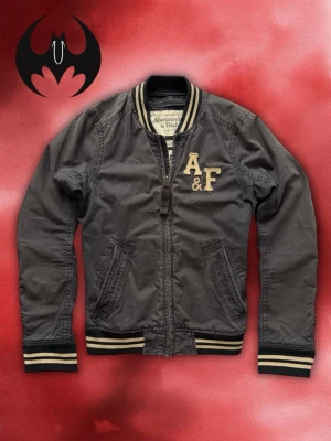 Vintage Abercrombie & Fitch Parkajacka/Fieldjacka - Säljer denna sällsynta A&F bull point jacka | Väldigt bra skick, lite gult men går att tvättas bort | Size M | Längd: 66cm Bredd: 52cm Armlängd 72cm | Skyltdocka: M - 48 cm axlar, 75 cm midja | Lägg endast bud med avsikt att köpa, inga fördröjning! Pris är inte hugget i sten!