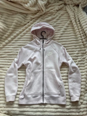 En rosa nike hoodie med dragkedja - Rosa nike hoodie med dragkedja, storlek S! Defekter som lite urtvättad kan förekomma! Tar prisförslag!