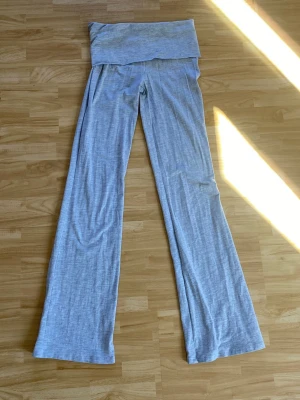 Grå yoga pants från Gina Tricot - Superbekväma grå mjukisbyxor från Gina Tricot med raka, vida ben. Tillverkade i mjukt och stretchigt material som passar perfekt för en avslappnad stil. Snygga att matcha med en hoodie eller crop top.