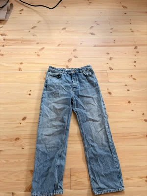 Blå baggy jeans just junkies - Säljer ett par ljusblå jeans med baggy och resår i midjan. Jeansen har klassisk femficksdesign och är tillverkade i denim. Perfekta för en avslappnad och trendig stil.