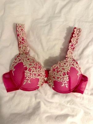 Intimissimi bh - Helt ny bh från Intimissimi som säljs för att den inte passar! Prislappen är avklippt för att det var en present så jag ej skulle se priset denna färgen säljs inte längre och en ny kostar ungefär 600kr!! Går ner i pris vid snabb affär!!