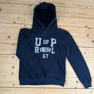 Ralph Lauren Hoodie - Säljer nu denna sjukt feta Ralph Lauren Hoodie i en mycket populär färg | skick 10/10 | storleken är L men sitter mer som en M | passar de som är 180-189