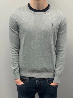 Ralph Lauren tröja - Fint skick inga defekter | modellen är 185 cm lång och väger ca 78 kg. Slim fit passform och 100%. Bomull så väldigt skön.