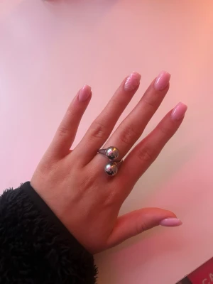 Silverring från Edblad  - Säljer en jättefin silverring från Edblad i storlek S/16,8 mm, ringen är dock schysterings-bar vilket gör den passar mindre och större fingrar! Jag köpte den för 399 i nypris och det är fortfarande i perfekt skick och jag postar även den i en Edblad box!❤️