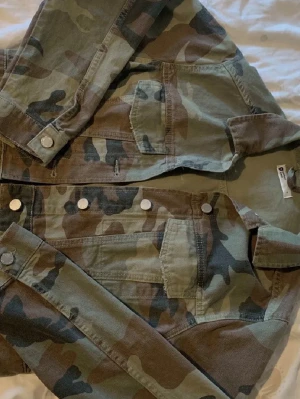 Kamoflage jeansjacka från Gina Tricot - Kamoflage jeans jacka från gina tricot. Snygg med en svart tjocktröja under! Köpte begagnad men jag har inte använt den så mycket så den har inga slitage alls.