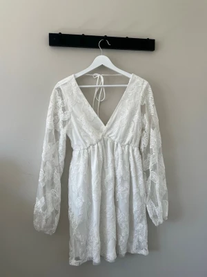 Studentklänning  - Säljer min studentklänning från ginatricot i storlek XS. Använd en gång. Orginalpris är 800 kronor och säljer för 500 kronor. Mycket bra skick.