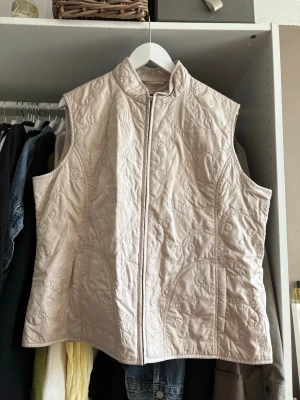 Beige quiltad väst - Är mer en L/XL men står 48