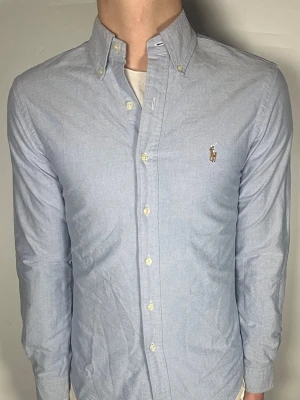 Ralph Lauren skjorta - Säljer en riktigt snygg och trendig Ralph Lauren skjorta i fint skick, storlek S, vid frågor är det bara att skriva //Gramenti