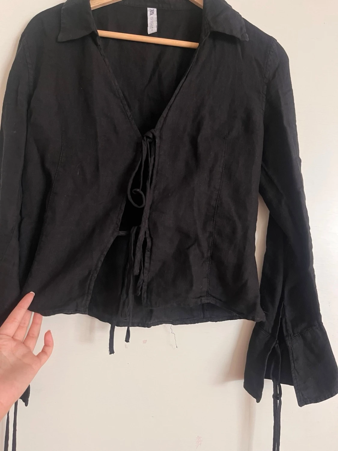 Svart blus med knytning framtill - 3