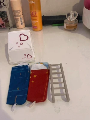 Litet dockhus med tillbehör - Det är ett tält med 2 sovsäckar och en stege. Tältet kan sättas på på visa Schleich bilars tak!!