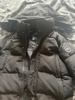 Canada goose wyndham black label - Säljer en svart Canada Goose wyndham black label. Jackan har dragkedja och tryckknappar och klarar av att hålla dig varm i -30 grader( Jag bor i Norrbotten). Perfekt för dig som vill ha både stil och funktion.