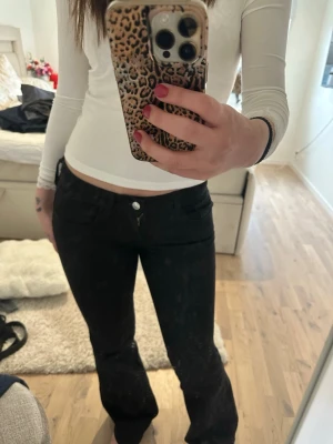 Svarta bootcut jeans - Säljer ett par svarta bootcut jeans med klassisk femficksdesign och låg midja. Jeansen har en snygg passform som sitter tajt upptill och släpper ut vid benen. 💞 köpte dessa för en vecka sedan men dem är för små. Dem är tall i längden.  Köptes in för en vecka sedan för 399kr ❣️