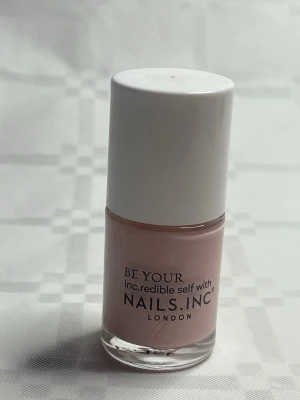 Ljusrosa nagellack Nails Inc Mayfair Lane - Snyggt ljusrosa nagellack från Nails Inc i nyansen Mayfair Lane. Kommer i en klassisk glasflaska med vit kork och rymmer 10 ml. Perfekt för dig som gillar en naturlig och fräsch look på naglarna.