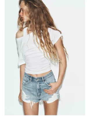 Zara jeans shorts Stl 36 - Zara jeans shorts , med slitningar. Stl 36. Aldrig använda . Så fina 
