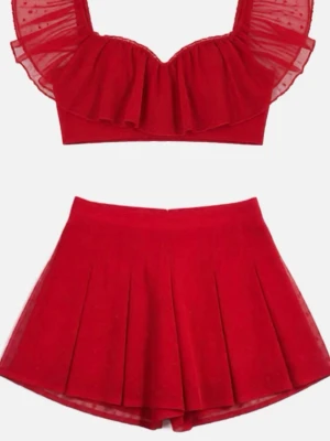 Rött volangset med meshdetaljer - Snyggt rött tvådelat set med volanger och meshdetaljer på toppen. Toppen har breda axelband och volangkant, medan underdelen är en plisserad kjol med shorts under. Perfekt för dig som vill sticka ut med en färgstark look.
