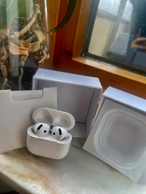 Apple AirPods som ny - Säljer ett par stilrena Apple AirPods i mycket fint skick. De är sparsamt använda och fungerar perfekt – både ljud och batteri är som det ska. ✔️ Originalkartong och laddningsetui ingår ✔️ Rena och redo att användas ✔️ Smidig trådlös anslutning ✔️ Perfekta för musik, poddar och samtal Ett riktigt bra köp för dig som vill ha kvalitetsljud till ett bättre pris än nypris. 📦 Kan skickas eller mötas upp 💬 Hör av dig vid frågor!