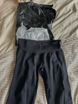 DFYNE flare impact short  - DFYNE impact flare tights i längd short. De är regular egenligen men har sytt upp dem. Så vill man ha regular ändå så finns tyget kvar. 