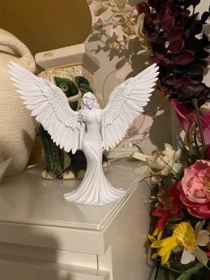 3d printed angel - Säljer en detaljerad vit statyett föreställande en ängel med stora utsträckta vingar och långt hår. Ängeln bär en långklänning och är tillverkad i ett slätt material, troligen resin eller keramik. Perfekt som dekoration i hemmet.