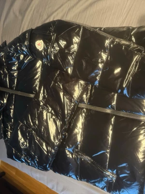 Moncler Maya 1 modell -  Bästa jackan kom och köp. Den är storlek 6 i moncler storlekar (ungefär XL). Aldrig använd. 