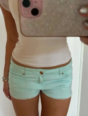 Lågmidjade turkosa shorts  - Såå fina turkosa lågmidjade vintage jeansshorts! midjemått rakt över: 37.5. Jag är 168 och det är mina bilder, köp via köp nu direkt eller Swish, kvar tills markerad som såld 💖 