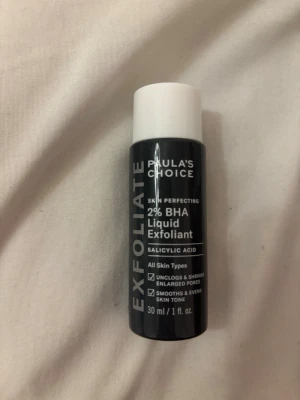Paula's Choice 2% BHA Exfoliant - Populär flytande exfoliering från Paula's Choice med 2% BHA (salicylsyra) som hjälper till att rensa porer och jämna ut hudtonen. Passar alla hudtyper. Kommer i en svart plastflaska med vit kork, 30 ml.
