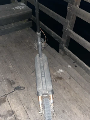 Svart elscooter från Navee - Säljer en svart elscooter från Navee gt3 med robust ram och bred ståplatta. Scootern har handtag med greppvänlig design, display på styret och elektrisk broms. Perfekt för smidig transport i stan eller till skolan.