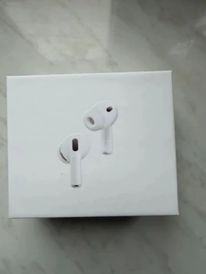Apple AirPods Pro 3 med laddningsetui - Säljer ett par oöppnade Apple AirPods Pro 3 med laddningsetui och ANC. De är trådlösa och har flera storlekar på öronproppar. Kompatibla med USB-C och MagSafe. Perfekta för dig som vill ha grymt ljud och smidig anslutning till Apple-enheter.
