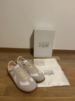 Vita Masion margelia - Säljer ett par mycket fina och unika masion margelia i storlek 44. Helt nya med all tillbehör ni ser på bilden:)