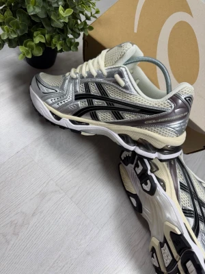 ASICS Gel-Kayano 14  - Asics Gel Kayano 14 Cream Black - Storlek: 42,5📏  - Skick: 10/10♻️   - Pris: 1300kr💵   - Färg: Cream Black - Frakt: Fraktas samma dag, anländer till dig inom 3-4 dagar🚚   Tveka inte att skriva vid minsta fråga!💭 