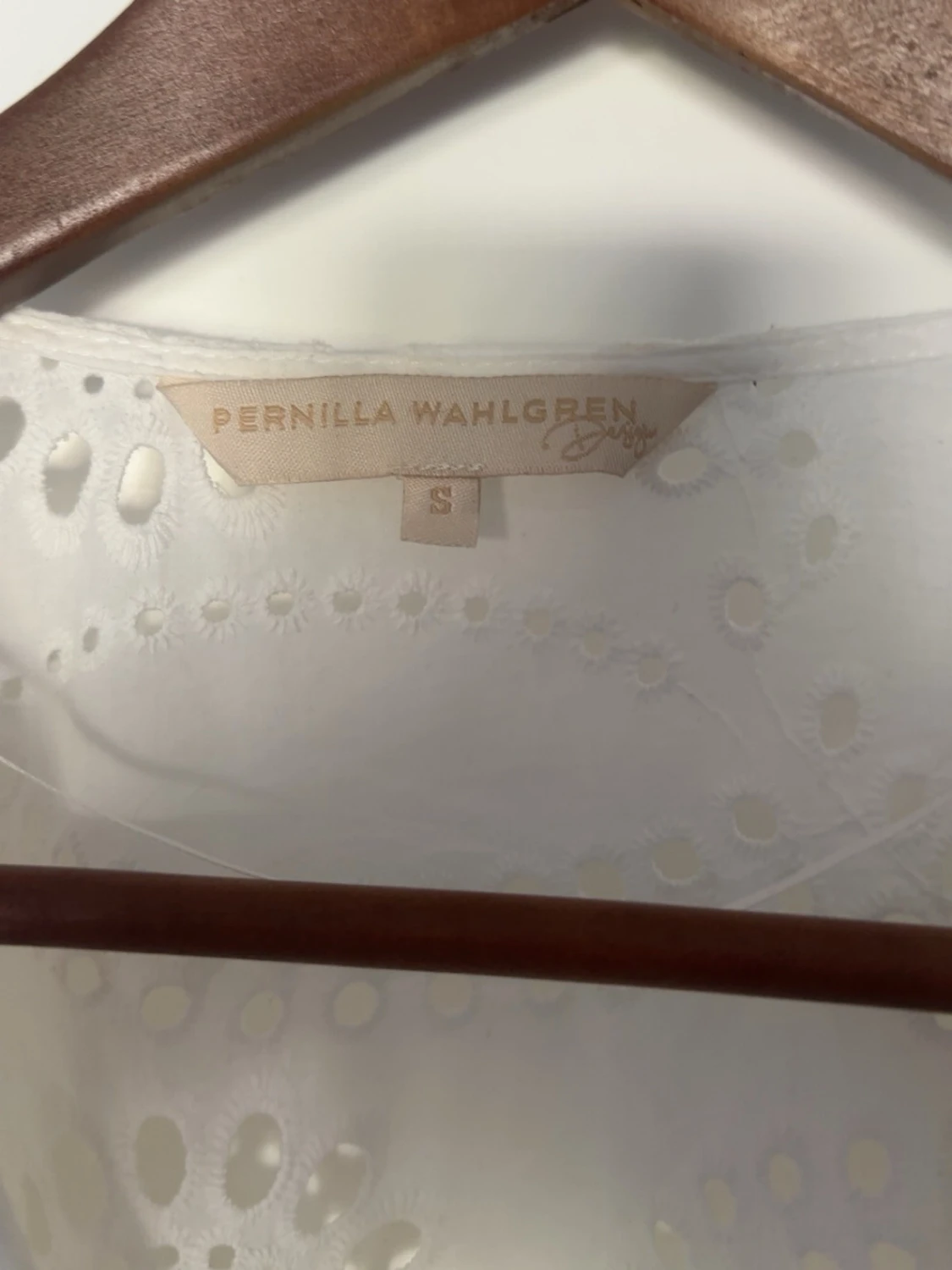 Vit broderad blus med puffärm - 2