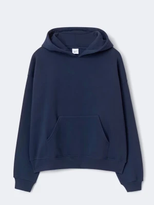 Mörkblå oversized hoodie - Säljer en mörkblå oversized hoodie från Gina med stor huva och rymlig magficka. Hoodien har ribbade muddar vid ärmslut och nederkant, och är gjord i mjuk bomullsblandning som är riktigt skön att ha på sig. Använd fåtal gånger 💕