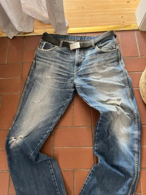 Vintage Wrangler  - Säljer mina vintage Wrangler jeans i snygg distress och tvätt. Passform är straight/regular.                                               Storlek är W36 L34 men är ganska små i storlek då jag själv brukar ha W30/32 men dessa passar ungefär. Dm för mått. 